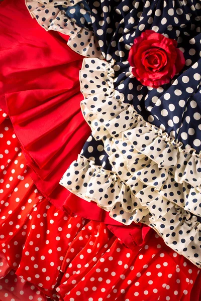 Flamenco jurken in het rood blauw met ter plaatse en rode roos — Stockfoto