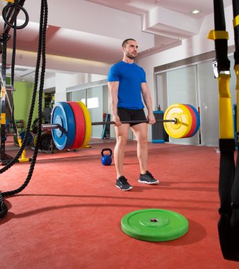 CrossFit fitness spor salonu ağır ağırlık kaldırma adam egzersiz bar