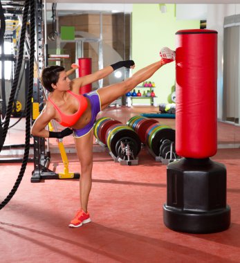crossfit kadın kick boks ile kırmızı kum torbası
