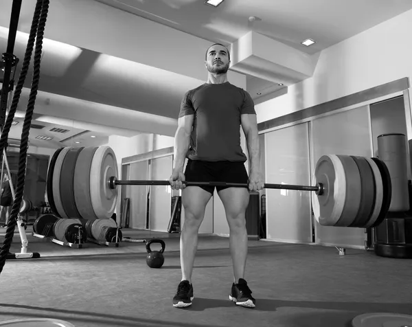 Crossfit gimnasio de fitness barra de levantamiento de peso pesado entrenamiento de hombre —  Fotos de Stock