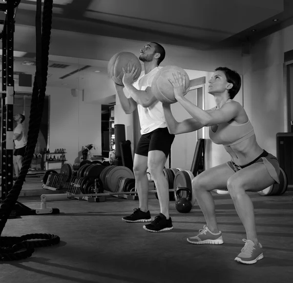 Crossfit 球健身锻炼组女人和男人 — 图库照片