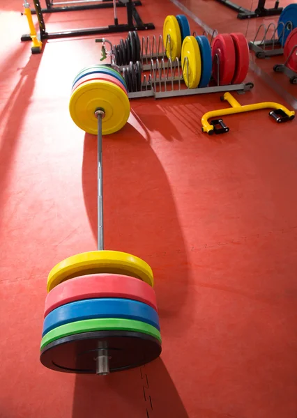 CrossFit fitness tělocvična vzpírání bar zařízení — Stock fotografie
