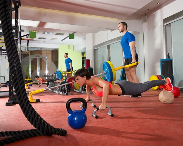 Crossfit mulher push ups exercício e homem levantamento de peso — Fotografia de Stock