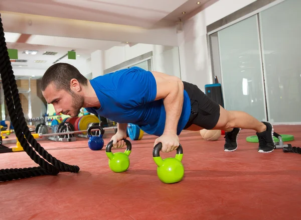 Crossfit フィットネス男プッシュ ups ケトルベル腕立て伏せ運動 — ストック写真