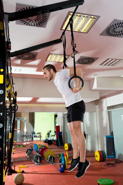 Crossfit fitness dip ring hombre inmersión ejercicio de entrenamiento — Foto de Stock