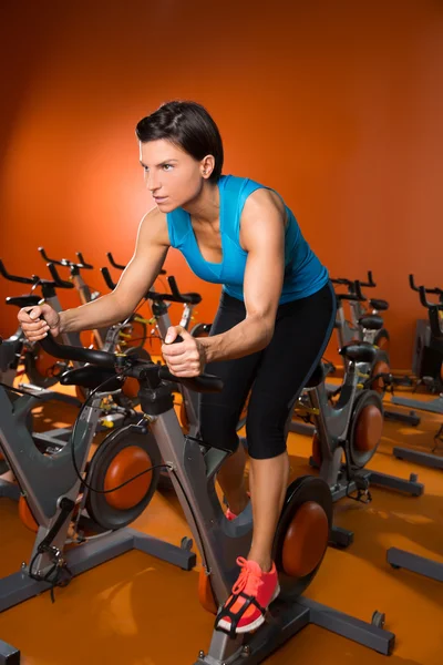 Aerobic-Spinning-Frau trainiert im Fitnessstudio — Stockfoto