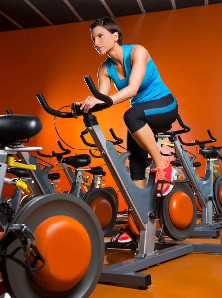 Aeróbica fiação mulher treino de exercício no ginásio — Fotografia de Stock