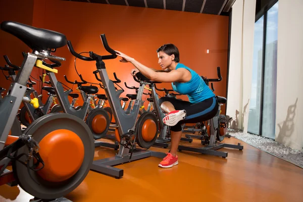 Aerobics spinning kvinna stretching övningar efter träning — Stockfoto