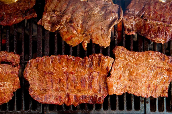 Μπάρμπεκιου βοείου κρέατος με κρέας σχάρας με κάρβουνα και καπνός — Φωτογραφία Αρχείου