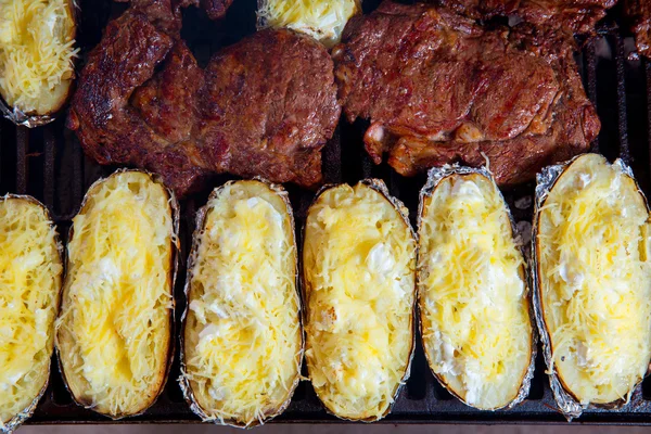 Барбекю смажене яловиче м'ясо і приготована картопля — стокове фото