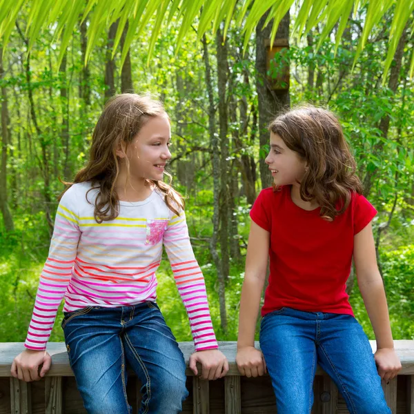 Niños amigo niñas hablando en la selva parque bosque —  Fotos de Stock