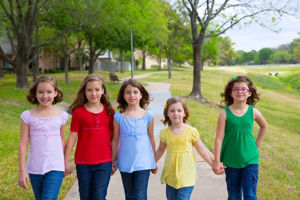 Enfants groupe de sœurs filles et amis marchant dans le parc — Photo