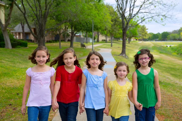 Kindergruppe der Schwestern Mädchen und Freunde zu Fuß im Park — Stockfoto