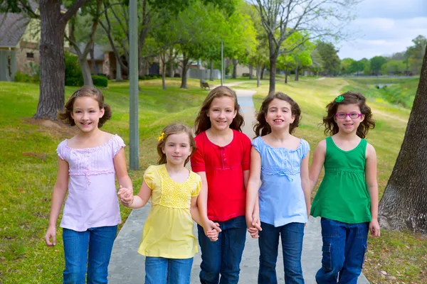 Детская группа сестер девочек и друзей, гуляющих в парке — стоковое фото