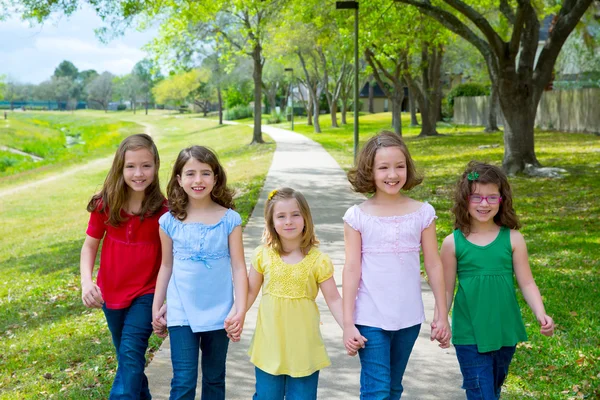 Kindergruppe der Schwestern Mädchen und Freunde zu Fuß im Park — Stockfoto