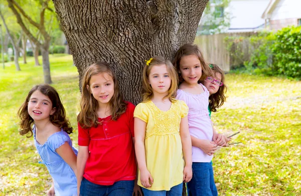 Дитяча група подруг дівчат, які грають на дереві — стокове фото