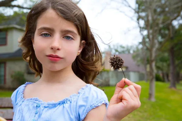 Портрет дівчини з солодкою гумкою зі шпильками фруктів на парку — стокове фото