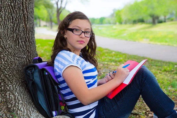 Clevere Schülerin mit Schultasche unter Parkbaum — Stockfoto