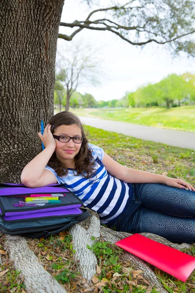 Sprytny student teen dziewczyna z tornister pod drzewem w parku — Zdjęcie stockowe