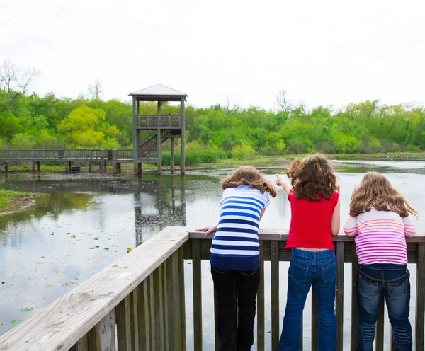 Flickor söker på park sjön i texas — Stockfoto