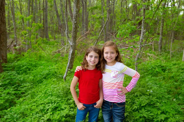 Barn vän flickor leker på jungle park skogen — Stockfoto