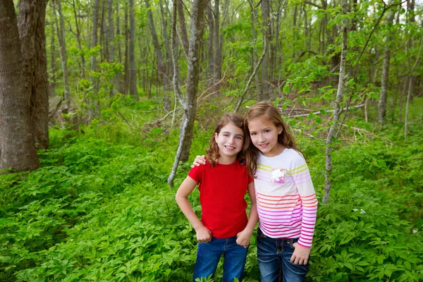 Barn vän flickor leker på jungle park skogen — Stockfoto