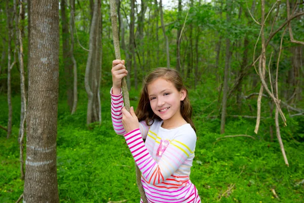 Glückliches Mädchen spielt im Waldpark-Dschungel mit Liane — Stockfoto