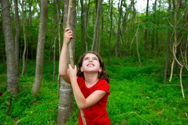 Glückliches Mädchen spielt im Waldpark-Dschungel mit Liane — Stockfoto