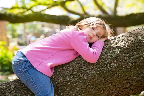 Κορίτσι παιδί παιδιά που αναπαύεται ξαπλωμένο στο ένα κλαδί δέντρου — Φωτογραφία Αρχείου