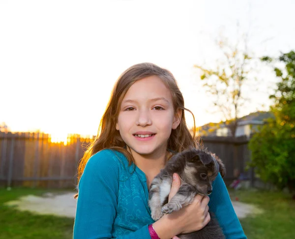 Kinder Mädchen spielen mit Welpe Hund Chihuahua — Stockfoto