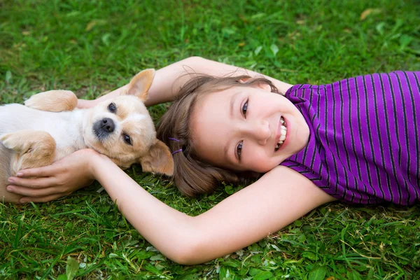 Dítě dívka si hraje s štěně pes chihuahua — Stock fotografie