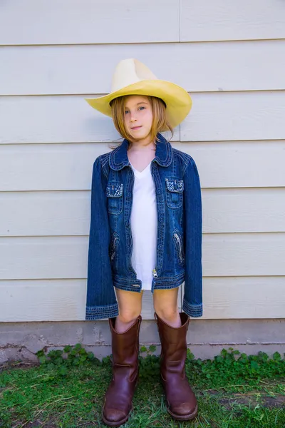 Lilla kid flicka låtsas vara en cowboy — Stockfoto