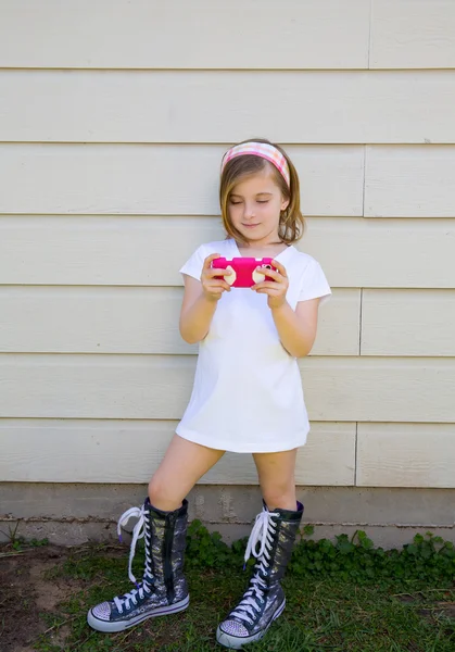 Loira pequena menina da moda brincando com o smartphone — Fotografia de Stock