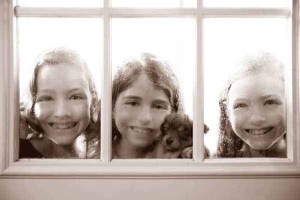 Drie zuster meisjes vrienden voetballers voetbal winnaar — Stockfoto