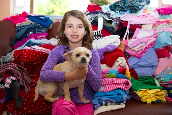 Mädchen sitzt mit Chihuahua-Hund auf einem Sofa — Stockfoto