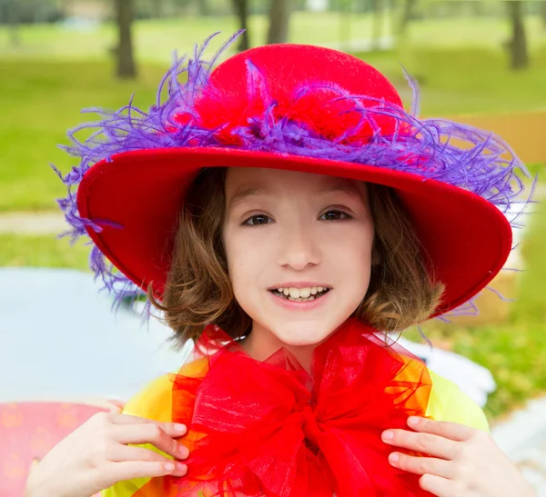 Divertente bambina con cappello rosso moda e fiocco in tulle — Foto Stock