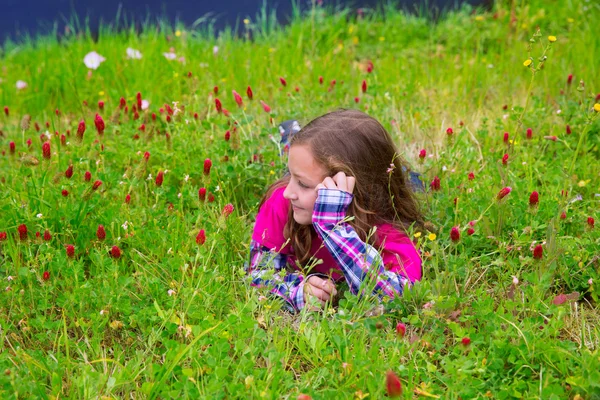 Ευτυχισμένος χαλαρή παιδί κορίτσι σε ένα λιβάδι λουλούδια άνοιξη — Φωτογραφία Αρχείου