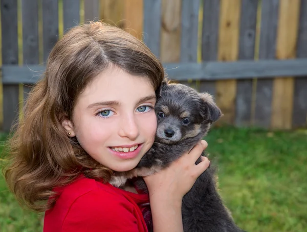 Vacker liten flicka stående med valp chihuahua doggy — Stockfoto