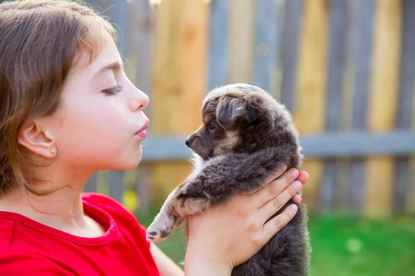 チワワ犬の子犬との美しい子供少女の肖像画 — ストック写真