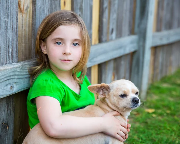 Blond glad tjej med hennes chihuahua doggy porträtt — Stockfoto