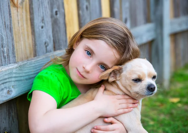 Blond fille heureuse avec son portrait chihuahua chien — Photo