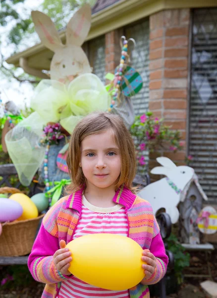 Pasqua ragazza bionda in possesso di grande uovo e coniglio — Foto Stock