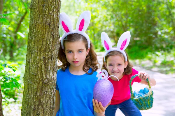 Meninas de Páscoa brincando na floresta com dentes de coelho gesto — Fotografia de Stock