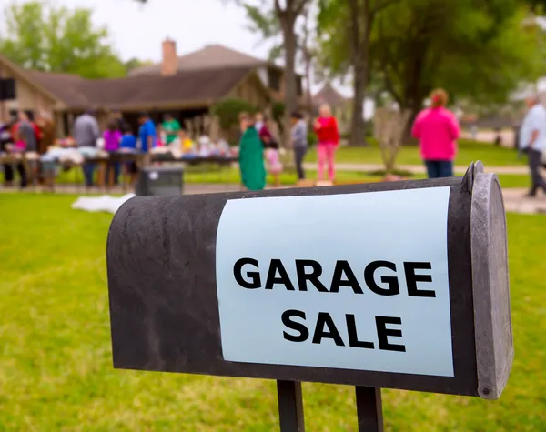 Venta de garaje en un fin de semana americano en el patio — Foto de Stock