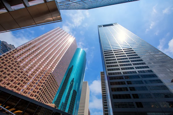 Houston belvárosi felhőkarcolók negyedében fekszik a kék ég tükör — Stock Fotó