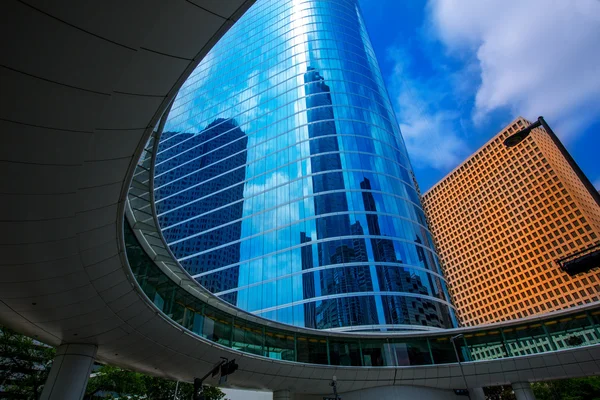 休斯顿市中心的摩天大楼区蓝色天空镜像 — 图库照片