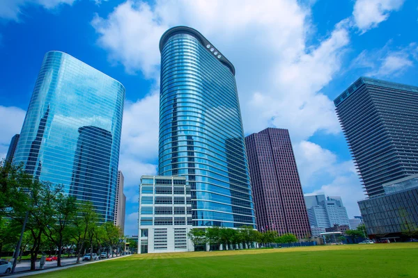 休斯顿市中心的摩天大楼区蓝色天空镜像 — 图库照片