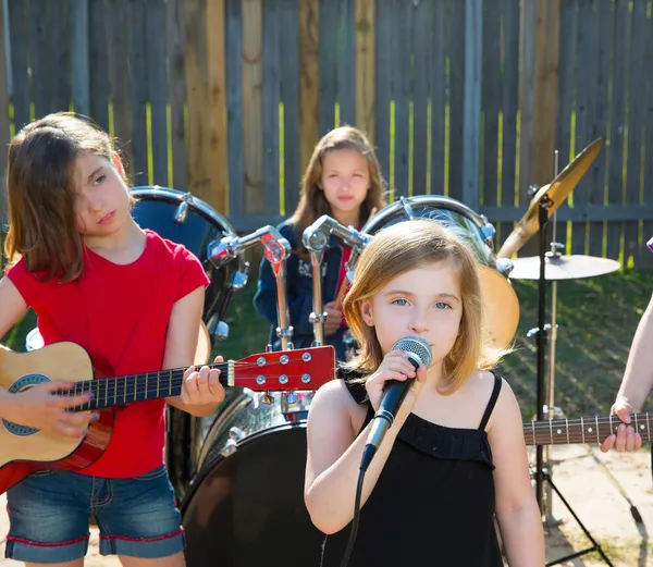 Chidren singer girl singing playing live band in backyard — Stock Photo, Image