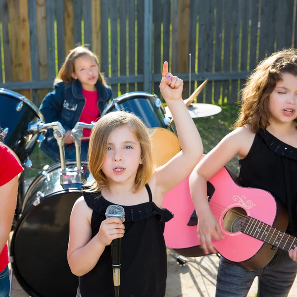 小儿歌手女孩唱歌玩乐队在后院 — 图库照片