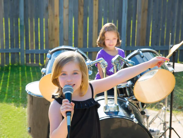Детская певица поет в живом оркестре на заднем дворе — стоковое фото